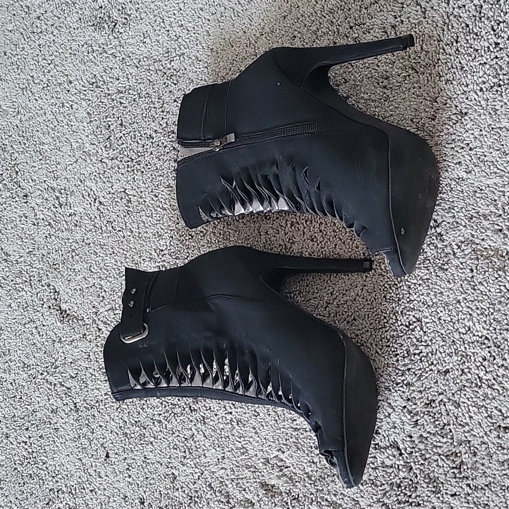 JustFab Black 4-inch Heeled Booties, Size 8 - Picture 2 of 6